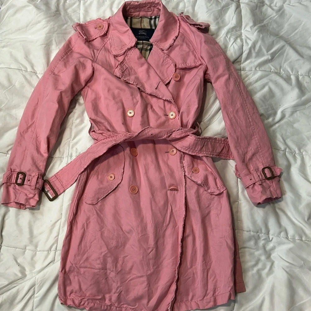 Ladies Burberry pink trenchcoat. Size 4. - Picture 1 of 7